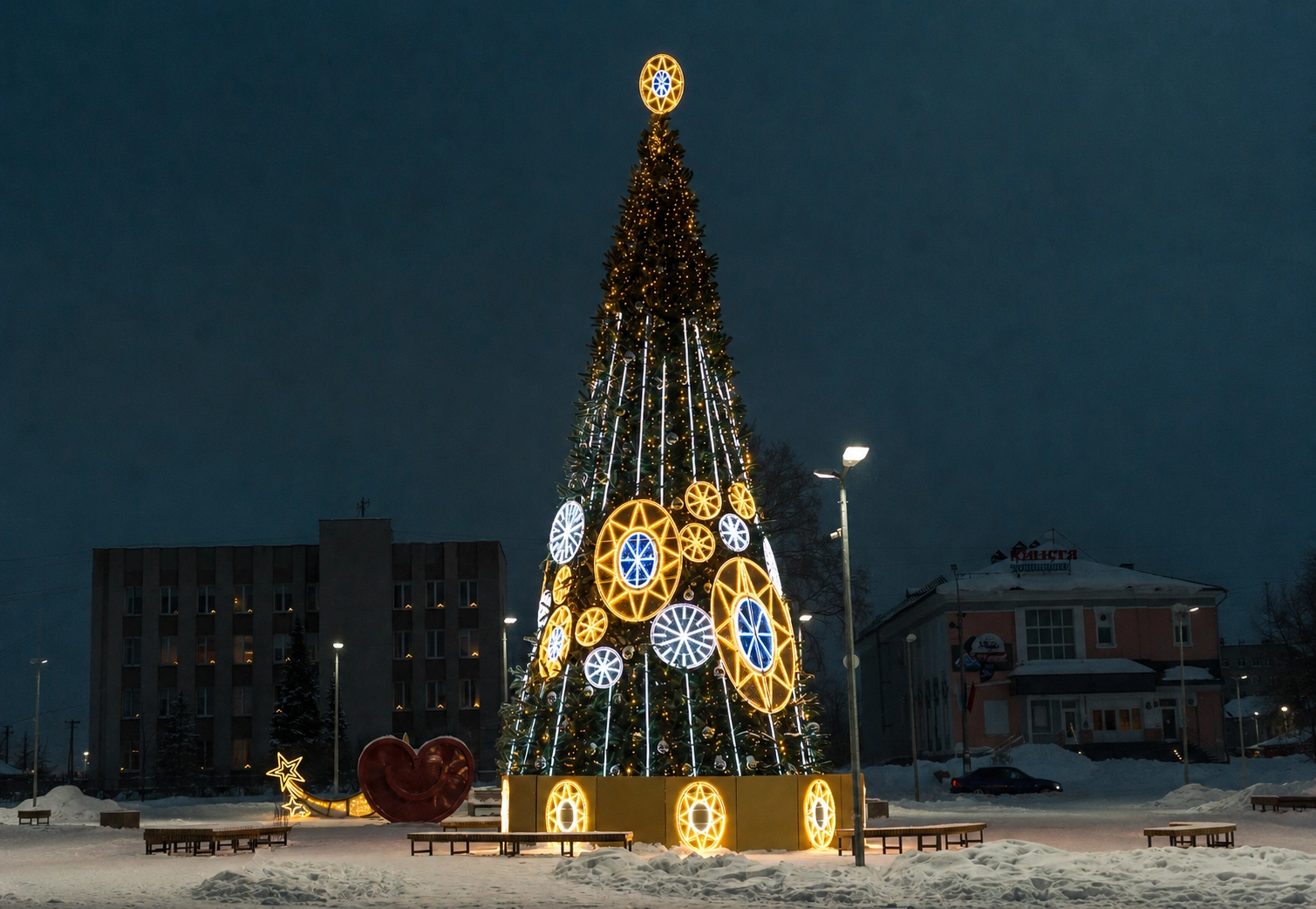 Новогодняя ель «Праздничный орнамент» с круглыми декоративными элементами