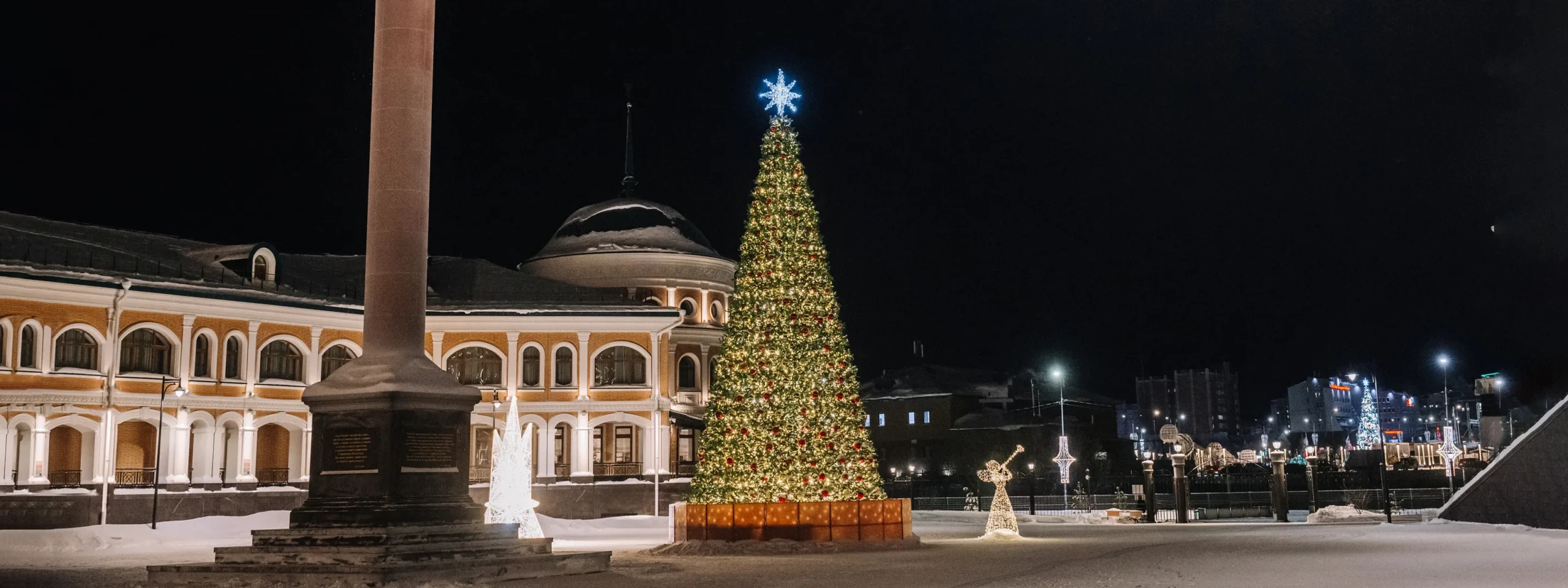 Парад хвойных силуэтов