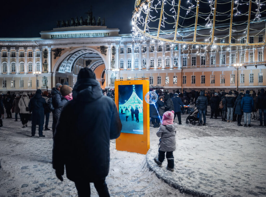 Петербуржцы поздравили жителей других регионов через интерактивный экран на Дворцовой площади