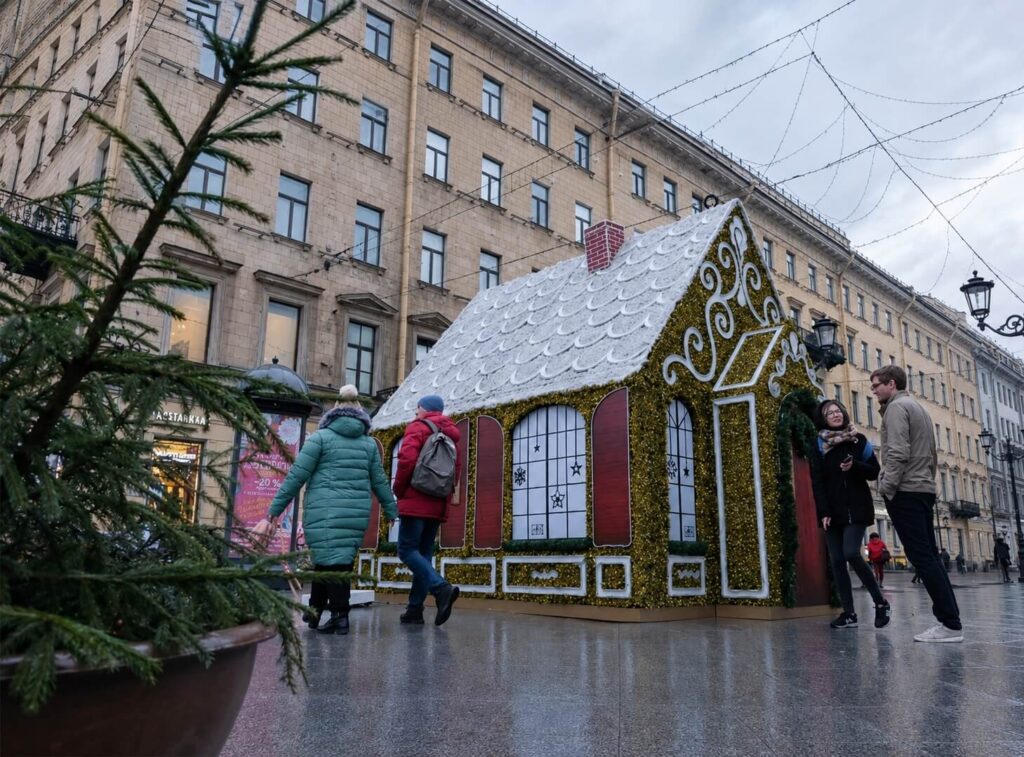 На Малой Конюшенной улице появился «живой» пряничный домик c новогодними героями