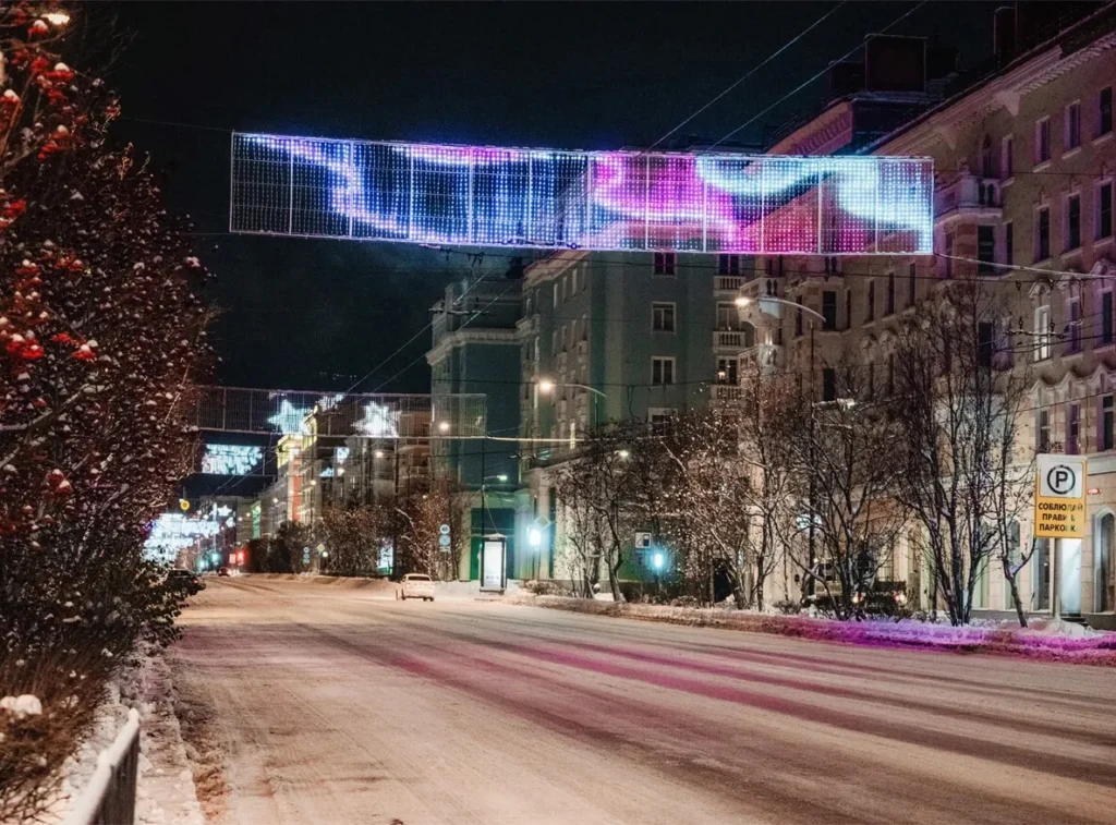 Сияние над городом: в Мурманске установили новые светодиодные гирлянды
